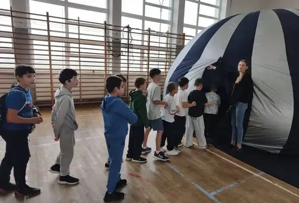 Immersyjne kino 360° w szkole w Dębowej – uczniowie odkrywali rafy oceaniczne