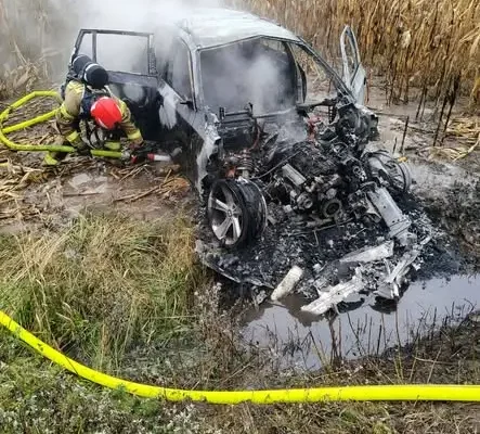 Pożar auta na drodze Turno – Hola. Jedna osoba w szpitalu