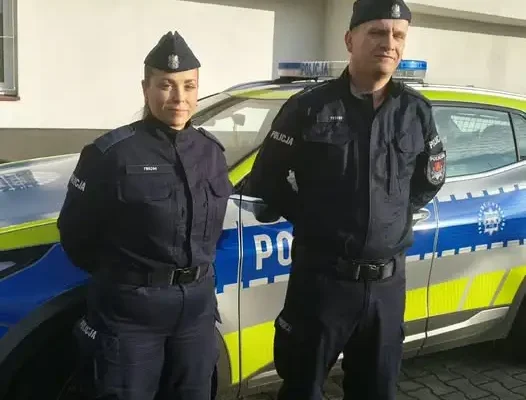 Terespol: policjanci wyciągnęli nieprzytomnego mężczyznę z zadymionego auta