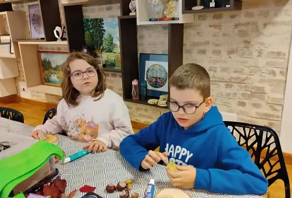 Jesienne stroiki – dziecięca kreatywność w kolorach jesieni