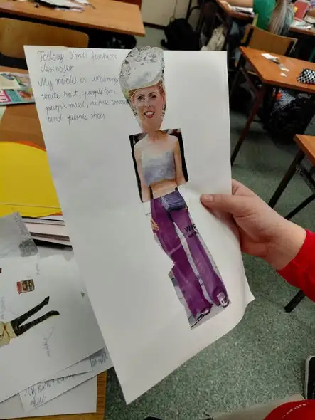 Klasa 4b projektuje modę na lekcjach angielskiego