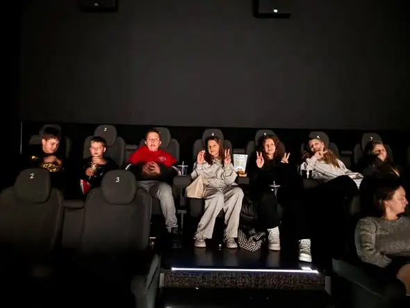 Uczniowie z Parczewa w kinie Helios: film i lekcja o hejcie