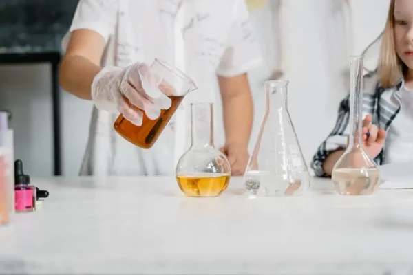 Dzień Mola Chemicznego w Parczewie – uczniowie świętowali naukę przez zabawę